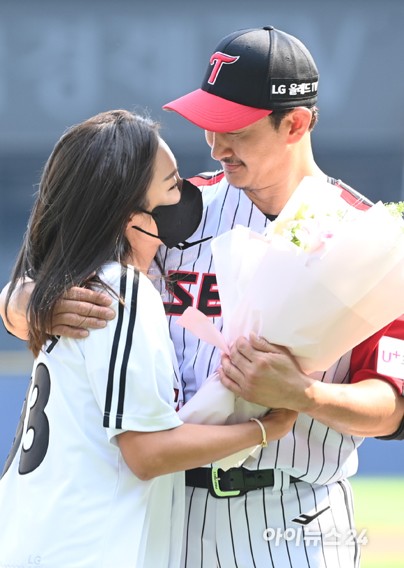 3일 오후 서울 잠실야구장에서 '2022 KBO리그' LG 트윈스와 롯데 자이언츠 경기를 앞두고 LG 박용택 은퇴식이 열렸다. 박용택이 부인 한진영 씨와 포옹하고 있다. [사진=정소희 기자]
