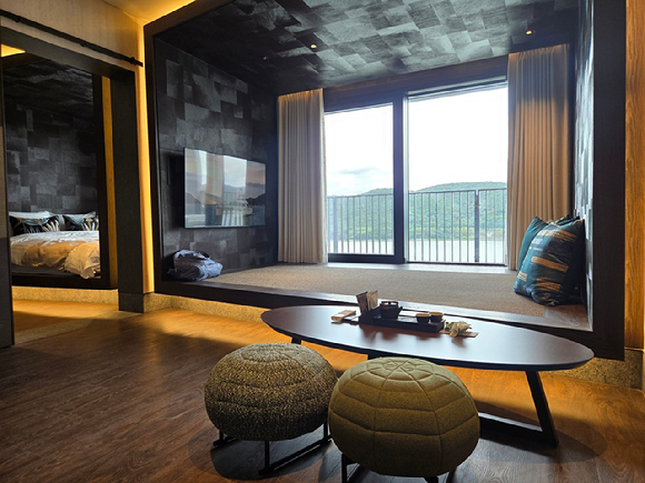 소노캄 경주 실외 풀장에서 보는 보문호수. [사진=박은경 기자]