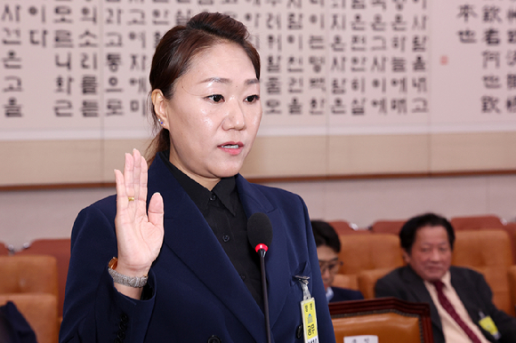 김건희 여사 공천 개입 의혹을 제기한 강혜경 씨가 21일 오후 서울 여의도 국회에서 열린 법제사법위원회의 대검찰청 국정감사에서 증인선서를 하고 있다. 2024.10.21. [사진=뉴시스]