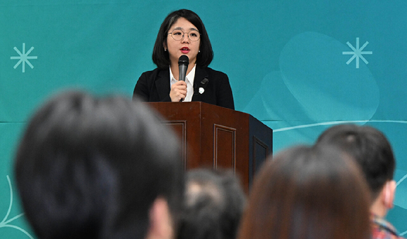 용혜인 기본소득당 의원이 지난 2일 광주 서구 치평동 김대중컨벤션센터에서 연 '찾아가는 의정보고회'에 참석해 제3지대 개혁연합신당 제안 배경을 설명하고 있다. [사진=뉴시스]