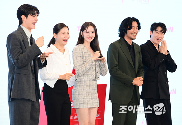 (왼쪽부터)이채민-서이숙-임윤아-최귀화-오의식이 19일 오후 서울 구로구 더 세인트에서 열린 tvN 새 토일드라마 '폭군의 셰프' 제작발표회에 참석하고 있다. [사진=정소희 기자]