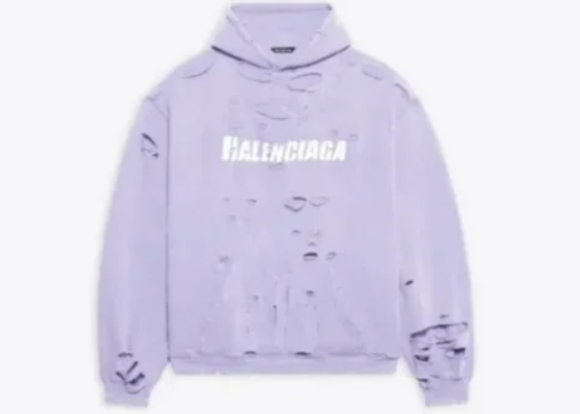 명품 브랜드 발렌시아가(Balenciaga)가 내놓은 신상품 '디스트로이드(Destroyed) 재킷'이 출시 하루 만에 완판된 가운데, 온라인에는 해당 제품 디자인을 두고 비판이 잇따르고 있다. 사진은 해당 제품을 입은 모델. [사진=X 갈무리]