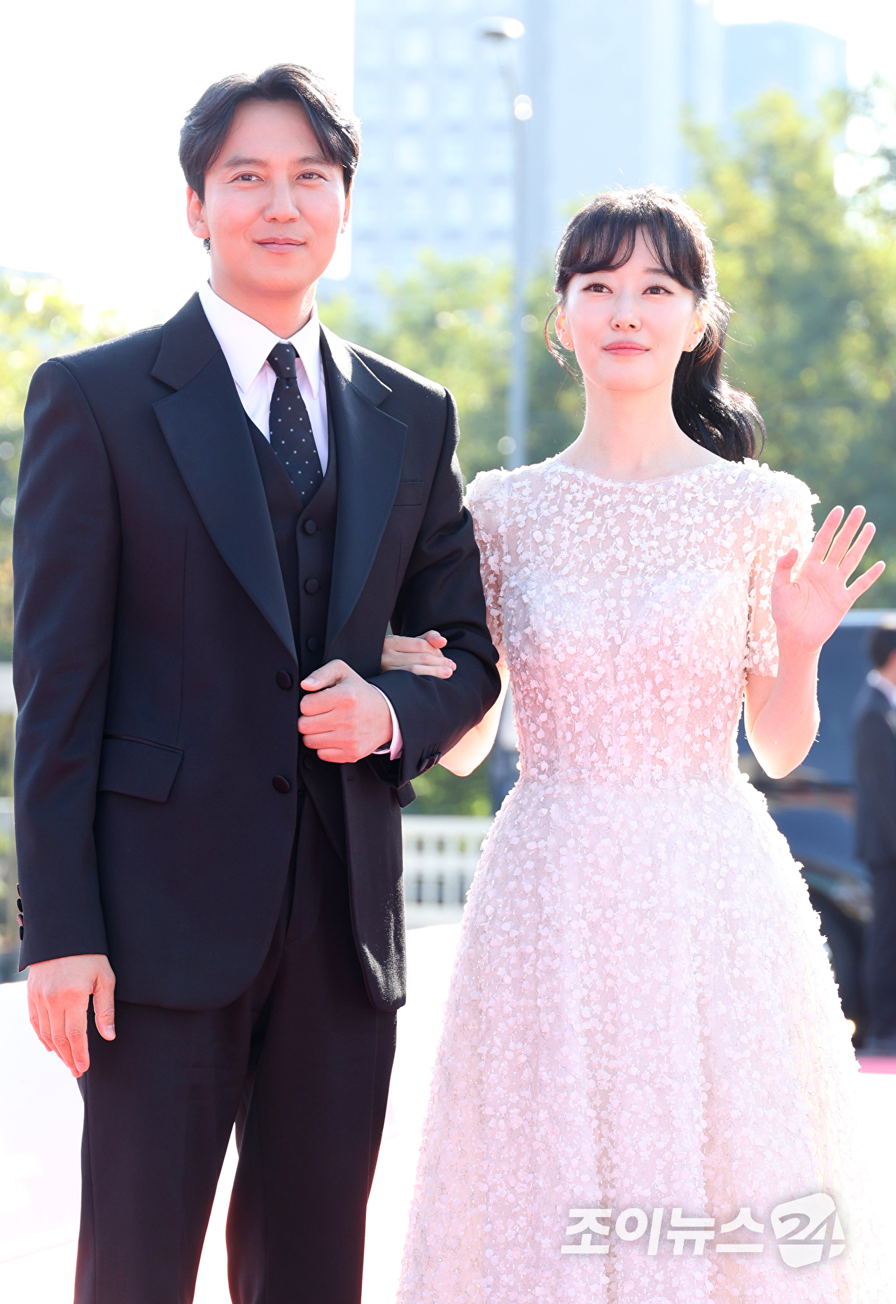 배우 김남길, 이재은 아나운서가 8일 오후 서울 영등포구 여의도 KBS홀에서 진행된 '서울드라마어워즈 2026'에 참석해 레드카펫을 밟고 있다. [사진=문수지 기자]