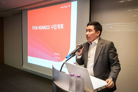이상윤 뉴메코 대표가 2026년 킥오프 미팅에서 사업 전략을 설명하고 있다. [사진=메디톡스 제공]