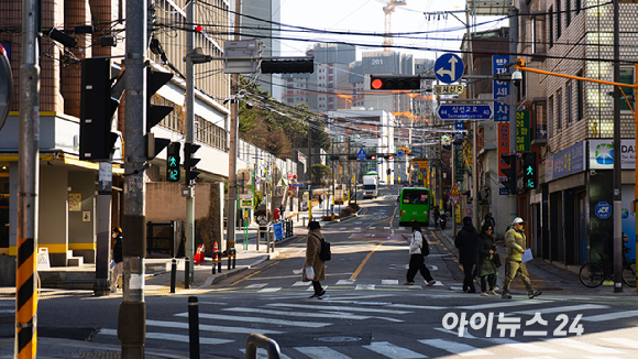 19일 낙산공원에서 바라본 성북구 삼선동 일대 노후 주택과 맞물린 창경궁 롯데캐슬 시공현장. [사진=김민지 기자]