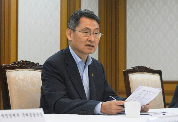 허장 재정경제부 차관이 7월8일 서울 종로구 정부서울청사에서 열린 원화 국제화 전담반(TF) 회의를 주재하고 있다.