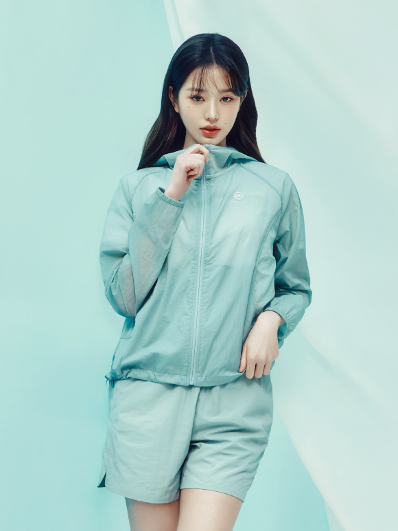 배우 김수현이 브랜드 화보 촬영에서 포즈를 취하고 있다. [사진=아이더]