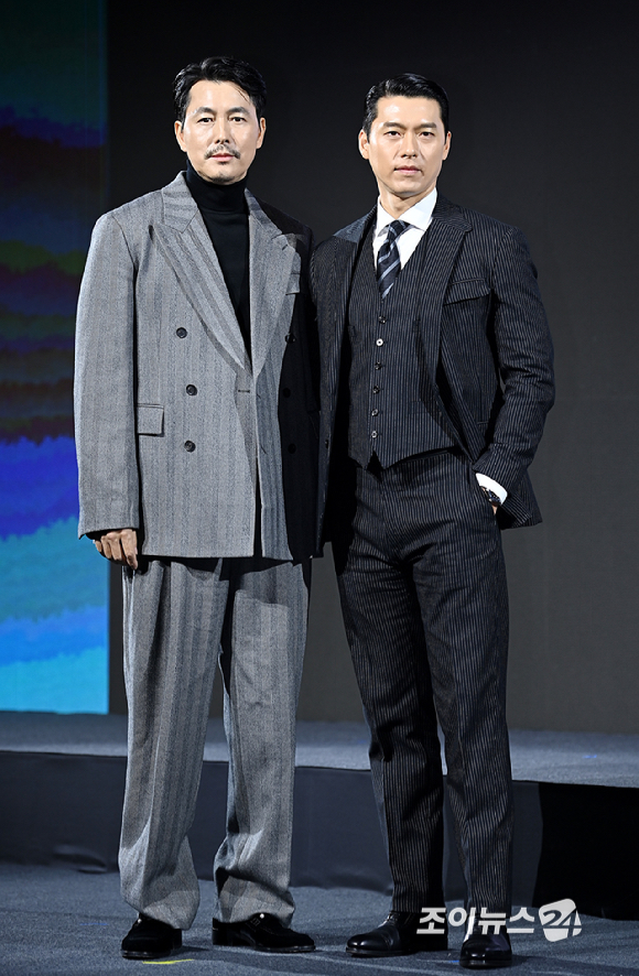 배우 정우성, 현빈이 15일 서울 강남구 그랜드 인터컨티넨탈 서울 파르나스에서 열린 디즈니+ '메이드 인 코리아' 제작발표회에서 포즈를 취하고 있다. [사진=곽영래 기자]