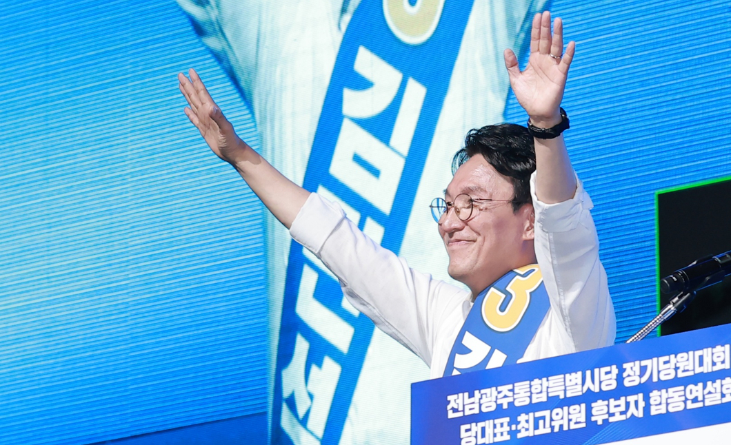 더불어민주당 김민석 당 대표 후보가 15일 전남광주 나주시 나주종합스포츠파크 다목적체육관에서 열린 민주당 대표&middot;최고위원 전남광주 합동연설회에 참석해 정견 발표에 앞서 인사하고 있다. 2026.8.15 [사진=연합뉴스]