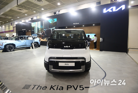 전기차, 전기 이륜차, 전기식 건설기계 등 친환경 이동수단의 미래를 한눈에 볼 수 있는 'EV 트렌드 코리아 2026'이 25일 서울 강남구 코엑스에서 열렸다. 기아 부스에서 이달 출시된 PV5 패신저 7인승(2-2-3)이 전시되고 있다. [사진=정소희 기자]
