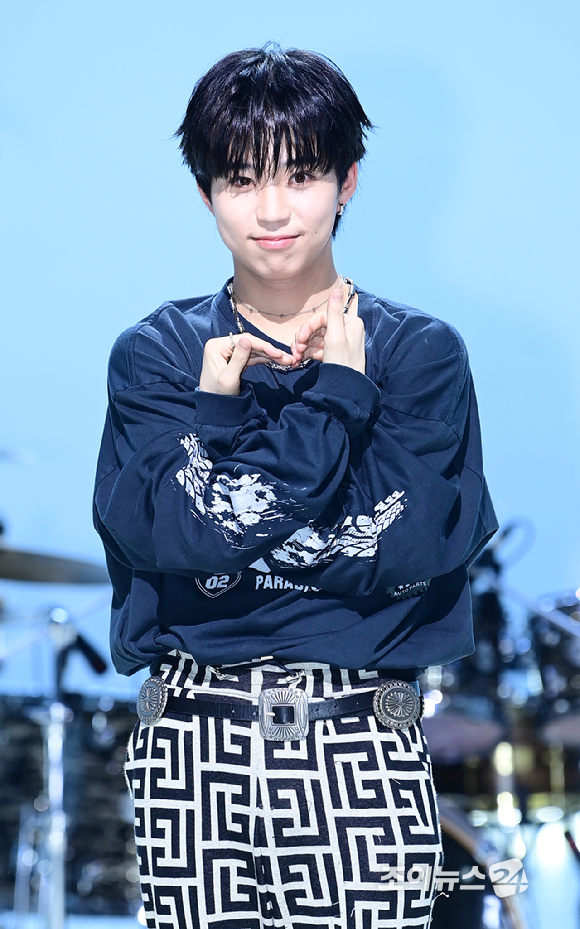 밴드 하이파이유니콘 후쿠시마 슈토가 13일 오후 서울 마포구 상암동 MBC 공개홀에서 열린 Hi-Fi Un!corn(하이파이유니콘) Single Album 'Teenage Blue' 발매 쇼케이스에 참석하고 있다. [사진=정소희 기자]