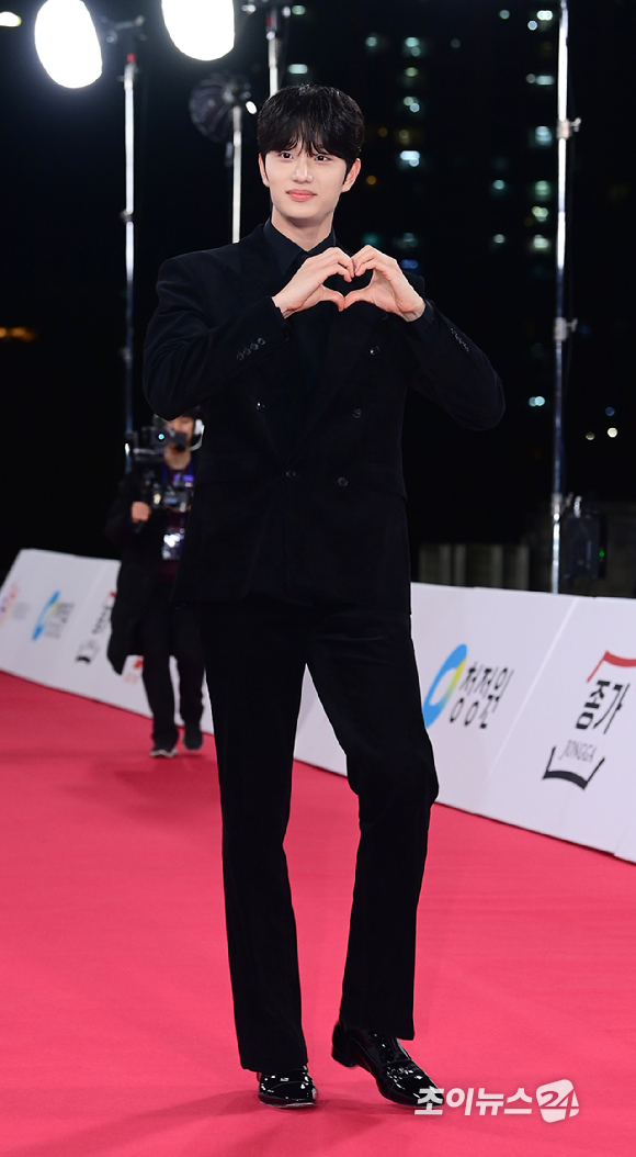 배우 김재원이 19일 오후 서울 영등포구 여의도 KBS홀에서 열린 제46회 청룡영화상 레드카펫 행사에 참석하고 있다. [사진=정소희 기자]