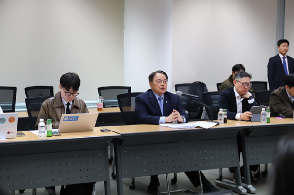 양창호 한국해운협회 상근부회장이 2일 한국해운협회에서 열린 '2026년 해양기자협회 기자단 간담회'에서 발언하고 있다. [사진=한국해운협회]