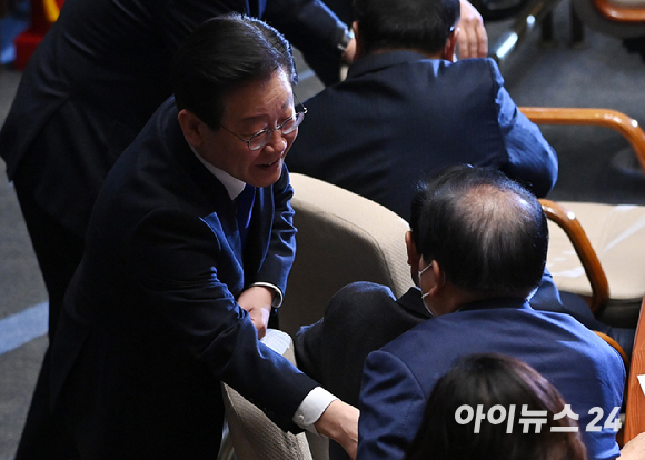 이재명 더불어민주당 대표(왼쪽 위)가 24일 오후 서울 여의도 국회에서 열린 본회의에서 박병석 의원과 악수하고 있다. [사진=아이뉴스24DB]