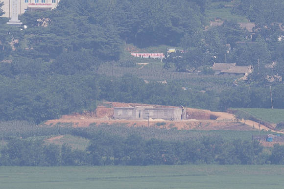 경기도 파주시 오두산 통일전망대에서 바라본 북한 황해북도 개풍군에서 북한 주민들이 건축 작업을 하고 있다. [사진=연합뉴스]
