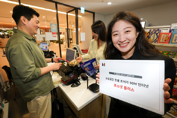 모델이 한 소상공인 사업장에서 ‘포스넷 플러스’를 소개하고 있는 모습 [사진=KT]