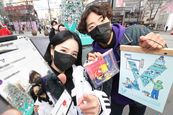 KT 모델이 와이트리 앞에서 스페셜 와이 굿즈를 들고 있다. [사진=KT]