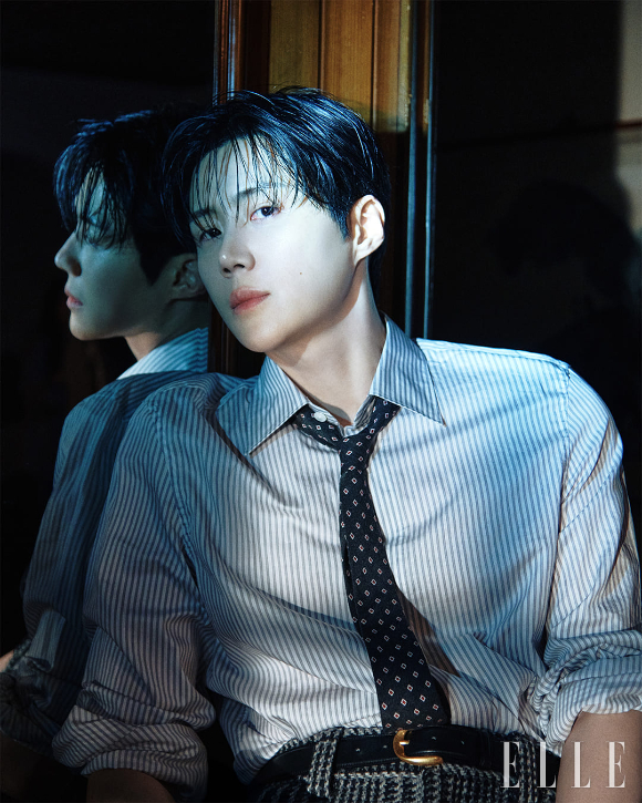 배우 김선호가 화보 촬영에서 포즈를 취하고 있다. [사진=엘르코리아]