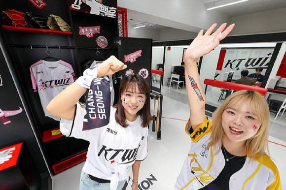 고객들이 수원 KT위즈파크 앞에 위치한 kt wiz 특화매장에서 체험을 즐기는 모습 [사진=kt wiz]