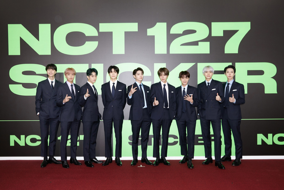 그룹 NCT 127이 17일 오전 온라인으로 진행된 정규 3집앨범 '스티커(Sticker)' 발매 기자간담회에서 포토타임을 갖고 있다. [사진=SM엔터테인먼트]
