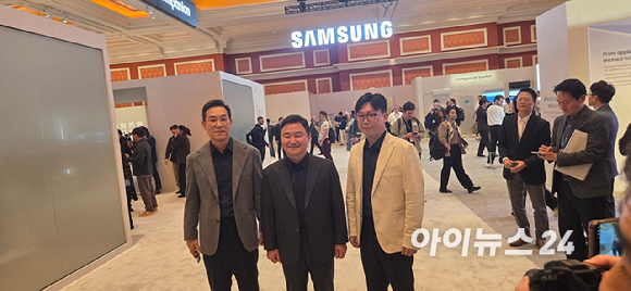 노태문 삼성전자 DX부문장 사장이 4일(현지시간) 미국 라스베이거스 윈 호텔에서 열린 '더 퍼스트룩' 프레스 콘퍼런스에서 AI 생태계 구상을 밝히고 있다. [사진=삼성전자]