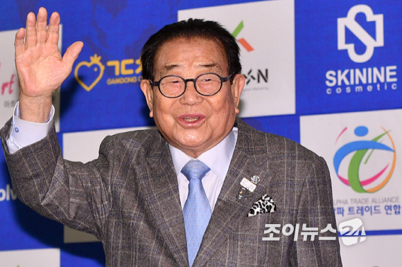 한국 최고령 MC 송해가 10일 오후 서울 도화동 가든호텔에서 열린 '웃자 대한민국 송해 90수 헌정공연' 기자회견에서 '웃자 대한민국 캠페인'을 소개하며 사회를 맡은 임백천과 기념촬영을 하고 있다. [사진=조성우 기자]