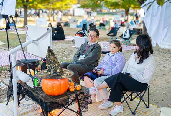 LG전자가 이동식 스크린의 대명사 스탠바이미 2의 다양한 활용성을 알리기 위한 '스탠바이미 러버 챌린지'를 개최했다. 대상을 수상한 송병준 씨(사진 왼쪽 첫번째)는 자녀들과 준비한 소품으로 스탠바이미 2를 이용한 할로윈 파티룸을 꾸몄다. [사진=LG전자]