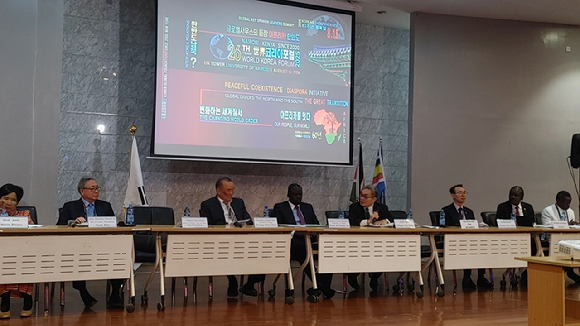 케냐 나이로비국립대 찬다리아 센터(Chandaria center)에서 '아프리카를 잇다: 아프리카 문명사와 분단 한반도'를 주제로 열린 제26회 세계코리아포럼 참석자들이 토론하고 있다. 왼쪽에서 다섯번째가 이창주 국제코리아재단 상임의장. [나이로비/사진=박동석 기자]