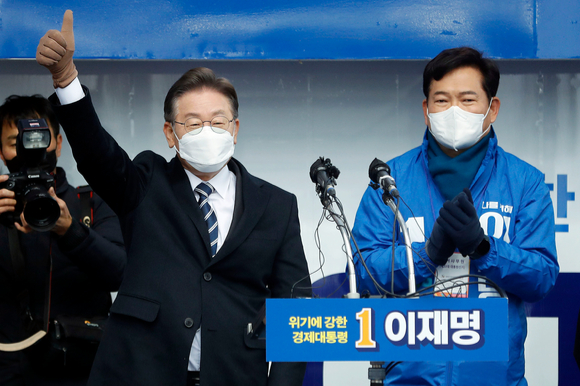 이재명 더불어민주당 대선 후보가 15일 대전 중구 으능정이거리에서 유세를 열고 송영길 대표와 함께 지지를 호소하고 있다. [사진=뉴시스]