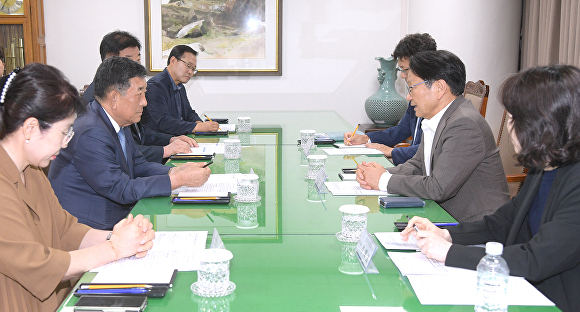 강기정 광주시장(오른쪽 가운데)이 광주상공회의소에서 열린 '경제 현안 간담회'에서 일자리 등 주요 현안을 논의하고 있다 [사진=광주광역시청]