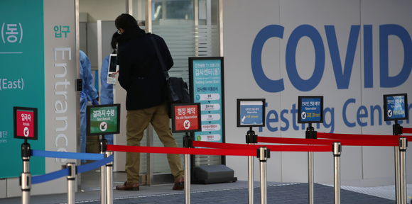 국내에서 코로나19의 새로운 변이 바이러스 '오미크론' 확진자가 확인된 2일 인천국제공항 제1여객터미널에 마련되 검사센터에 해외 입국자가 들어가고 있다. [사진=뉴시스]