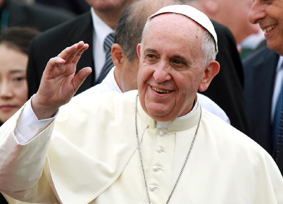 프란치스코 교황의 장례식 날짜가 정해졌다. 사진은 바티칸 국무원장 피에트로 파롤린 추기경(왼쪽)이 지난 21일(현지시간) 바티칸 개인 경당에 안치된 프란치스코 교황의 시신 앞에서 기도하고 있는 모습. [사진=AP/연합뉴스]