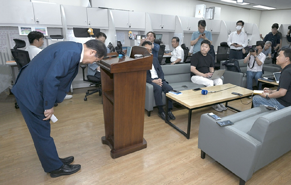 홍준표 대구시장이 19일 기자실을 찾아 '폭우 골프' 논란에 대해 " 국민 정서를 충분히 고려하지 못해 송구스럽다"라고 사과하고 있다. [사진=대구시]