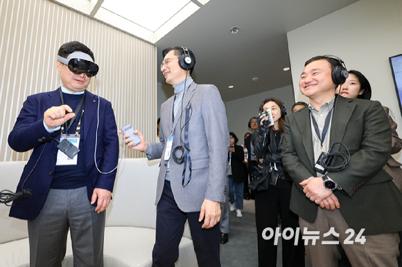 홍범식 LG유플러스 대표가 2일(현지시간) 스페인 바르셀로나 피라 그란 비아 전시장에서 열린 '모바일 월드 콩그레스(MWC)2026'에서 삼성전자 갤럭시 부스를 방문해 갤럭시 XR을 경험하고 있다. 2026.03.02. [사진=바르셀로나=사진공동취재단]