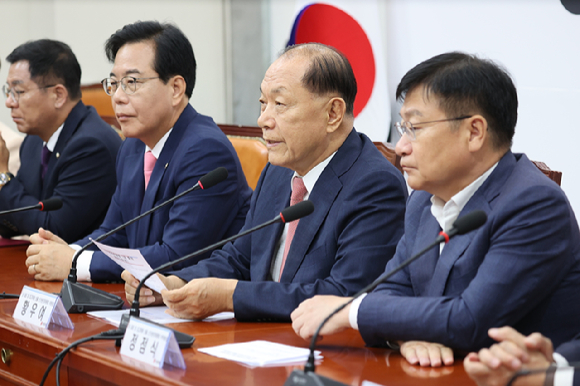 국민의힘 황우여 선거관리위원회 위원장(왼쪽 두번째)이 14일 국회에서 열린 당 대표 및 최고위원 선출 선거관리위원회 위촉장 수여식에서 발언하고 있다. [사진=연합뉴스]