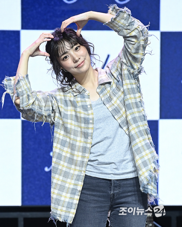 걸밴드 QWER(큐더블유이알) 시연이 9일 오후 서울 서대문구 예스24 원더로크홀에서 열린 미니 3집 발매 기념 미디어 쇼케이스에서 포토타임을 갖고 있다. [사진=곽영래 기자]