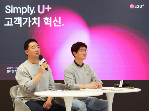 LG유플러스의 강진욱 모바일&middot;디지털사업그룹장(왼쪽)과 장준영 마케팅그룹장이 28일 열린 온라인 기자간담회에서 질문에 답하고 있다 [사진=LGU+]