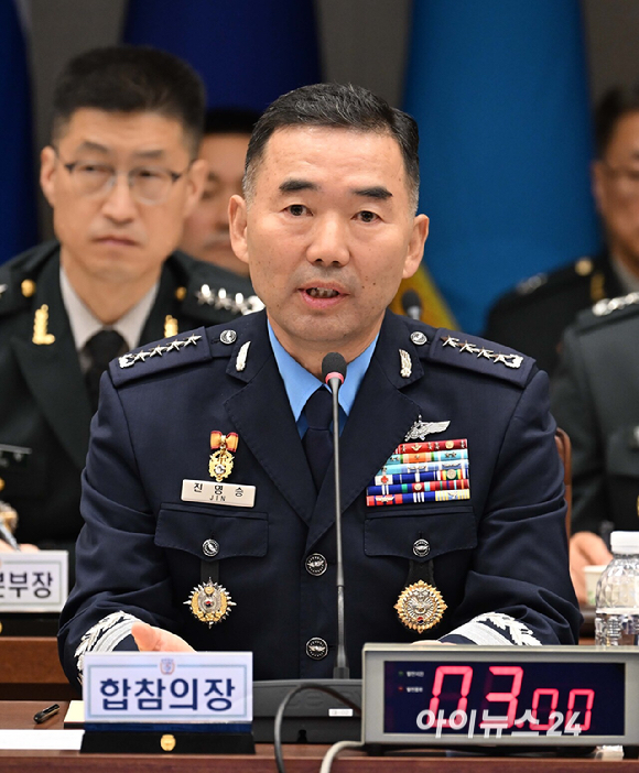 진영승 합동참모의장이 8일 오전 서울 용산구 국방부에서 열린 국회 국방위원회의 합동참모본부에 대한 국정감사에서 의원 질의에 답변하고 있다. [사진=국회사진기자단 ]
