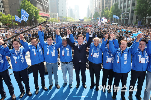 더불어민주당 이재명 대선 후보가 6·3 대통령선거 공식 선거운동 첫날인 12일 '빛의 혁명'을 상징하는 공간인 서울 광화문 청계광장에서 첫 유세를 시작하며 두 팔을 번쩍 들고 있다. [사진=곽영래 기자]