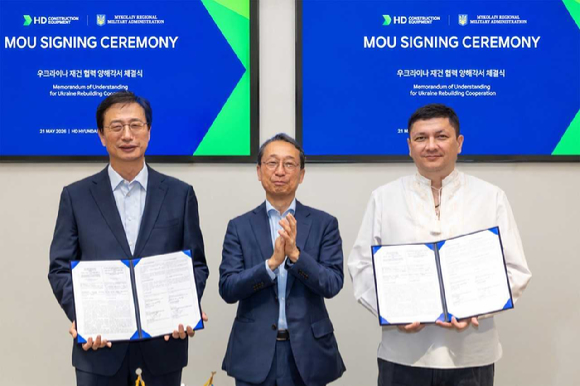 HD건설기계가 판교 HD현대 글로벌R&D센터(GRC)에서 우크라이나 미콜라이우 주정부와 &lsquo;우크라이나 재건 사업 협력을 위한 업무협약&rsquo;을 체결했다. 사진 오른쪽부터 비탈리 킴(Vitaliy Kim) 미콜라이우 주지사, 조영철 HD현대 부회장, 문재영 HD건설기계 사장 [사진=HD건설기계]
