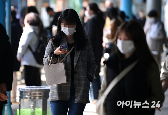 15일 서울 구로구 신도림역에서 마스크를 쓴 시민들이 전철을 기다리고 있다. [사진=김성진 기자]