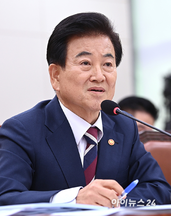 정동영 통일부 장관이 14일 국회 외교통일위원회에서 열린 통일부에 대한 국정감사에 출석해 의원 질의에 답하고 있다. [사진=곽영래 기자]