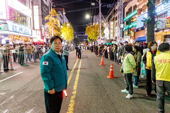 지난해(2023년) 10월 할로윈 데이를 앞둔 주말, 박강수 마포구청장이 홍대 레드로드 잔다리로(클럽거리)에서 인파 사고에 대비한 안전 관리에 나섰다. [사진=마포구]