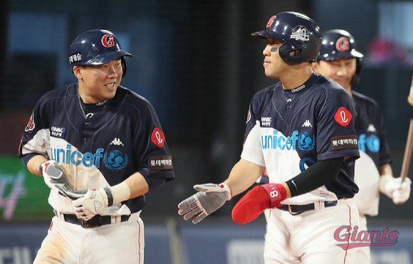 롯데 자이언츠는 22일부터 24일까지 사직구장에서 열리는 KIA 타이거즈와 주말 3연전을 유니세프 시리즈로 지정해 관련 행사를 진행한다. 사진은 올 시즌 첫 번째 유니세프 시리즈로 치러진 지난 5월 17일 KIA전에서 롯데 선수들이 득점을 올린 뒤 기뻐하고 있다. [사진=롯데 자이언츠]