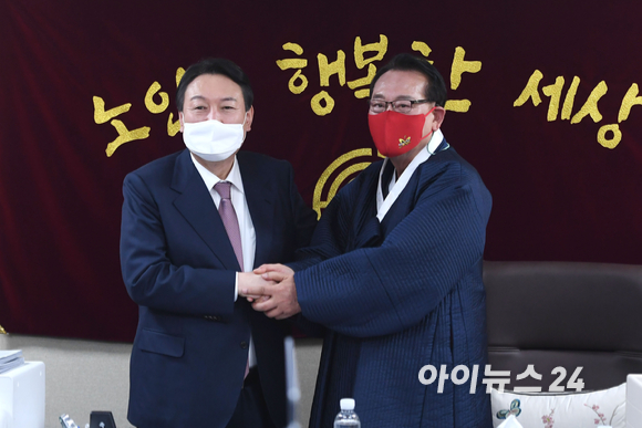 윤석열 국민의힘 대선 후보가 10일 오후 서울 용산구 효창동 대한노인회를 방문해 김호일 회장과 악수를 하고 있다. [사진=국회사진취재단]