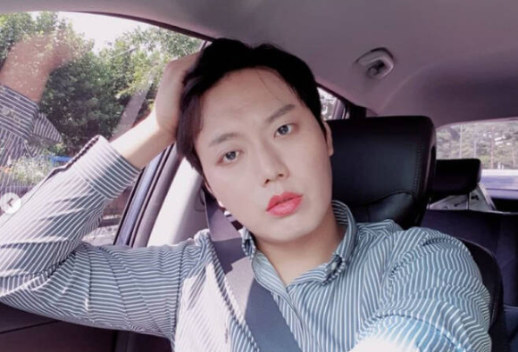 배우 최진혁이 17일 온라인으로 진행된 KBS 2TV 새 월화 예능드라마 '좀비탐정' 제작발표회에 참석해 포즈를 취하고 있다. [사진=사진 제공=KBS]