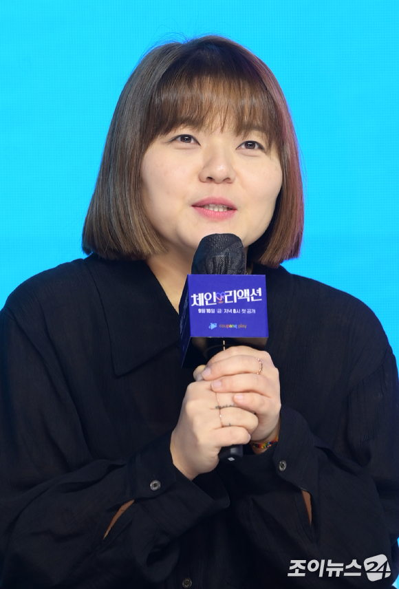 (왼쪽부터)지코-유인나-브레이브걸스 유정-이진호가 14일 오후 서울 영등포구 여의도동 콘래드서울 그랜드볼룸에서 열린 쿠팡플레이 예능 '체인리액션' 제작발표회에 참석하고 있다. [사진=정소희 기자]