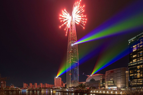 롯데물산이 롯데월드타워에서 '2026 롯데월드타워 더 카운트다운'을 진행했다. [사진=롯데물산]