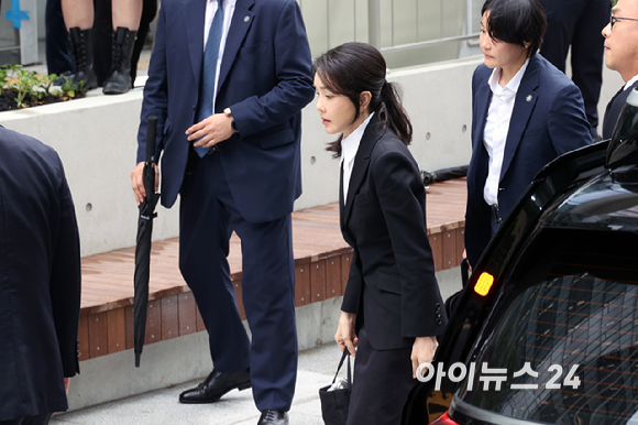 윤석열 전 대통령의 부인 김건희 여사가 6일 서울 종로구 KT광화문빌딩 웨스트에 마련된 민중기 특별검사팀 사무실에 출석하기 위해 차량에서 내리고 있다. [사진=사진공동취재단]