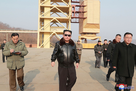 북한 조선중앙통신이 11일 공개한 촬영 날짜 미상의 사진에 김정은 북한 국무위원장이 북한 평안북도 동창리 서해위성발사장을 현지 지도하고 있다. [사진=뉴시스]